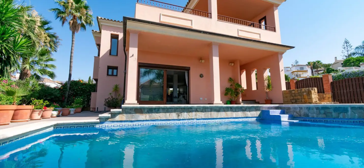 Продажа  отдельно стоящей виллы в Estepona 4
