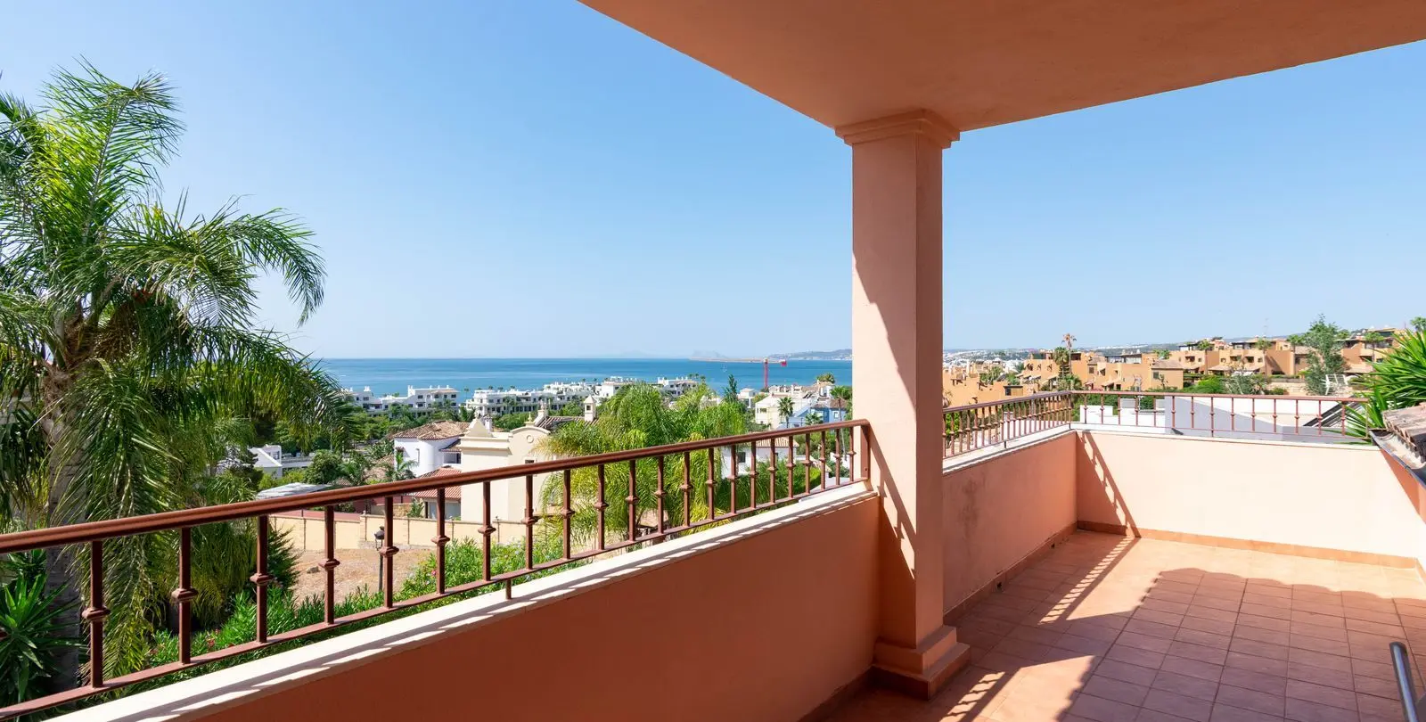 Продажа  отдельно стоящей виллы в Estepona 34