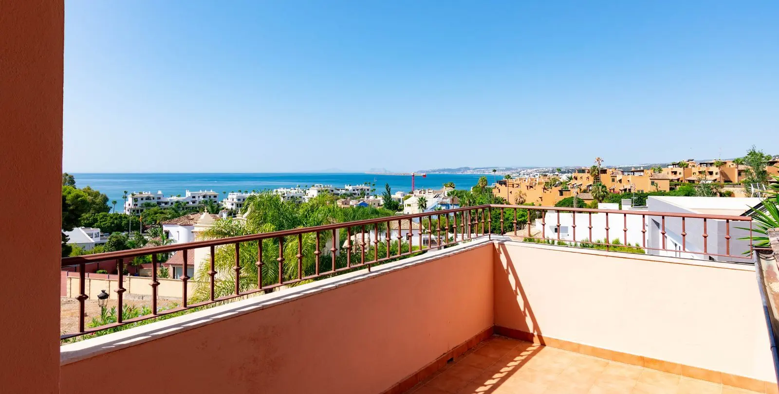 Продажа  отдельно стоящей виллы в Estepona 36
