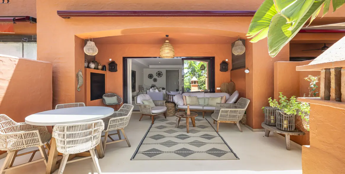 Sale of townhouse in The Golden Mile 8