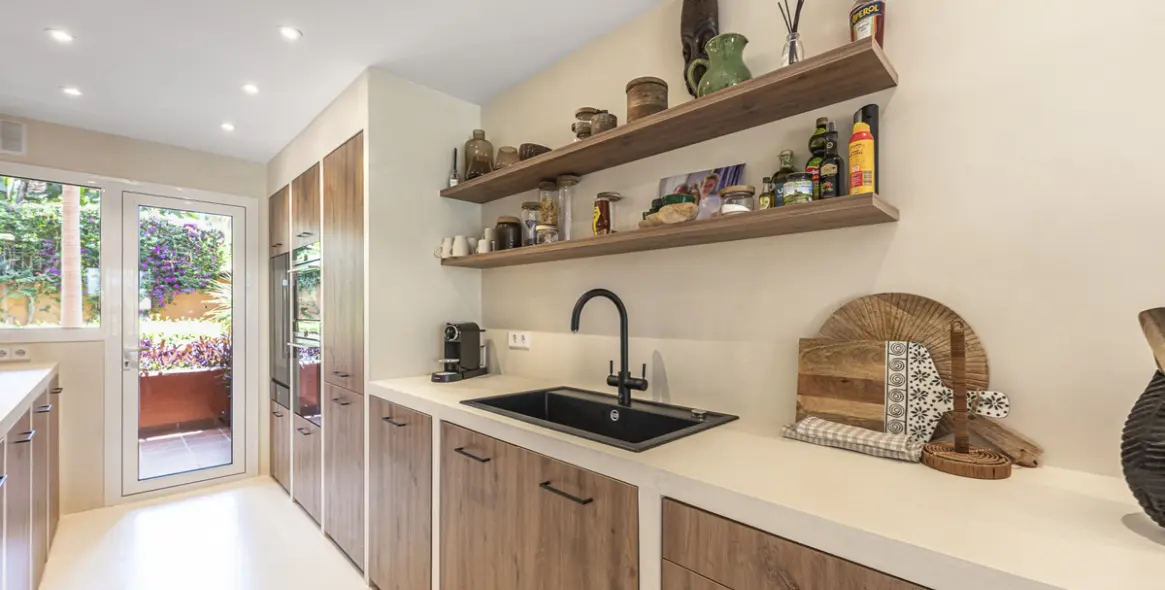 Sale of townhouse in The Golden Mile 12