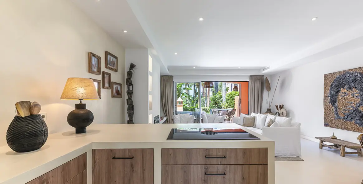 Sale of townhouse in The Golden Mile 13