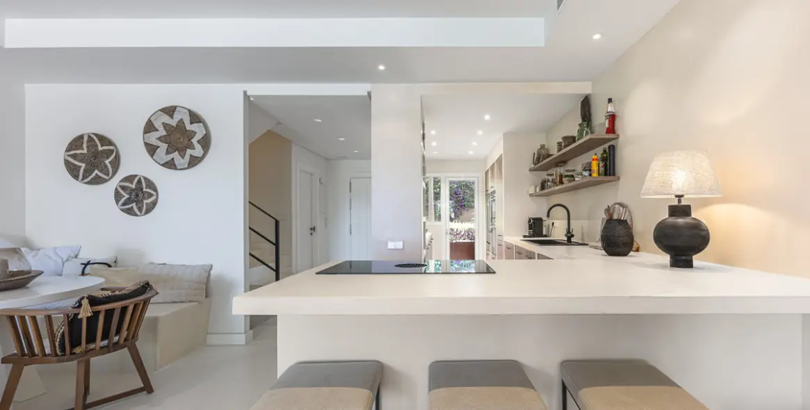 Sale of townhouse in The Golden Mile 14