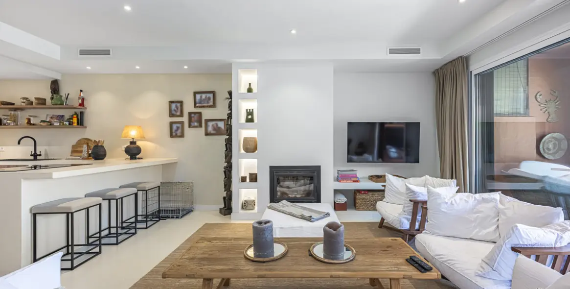 Sale of townhouse in The Golden Mile 19
