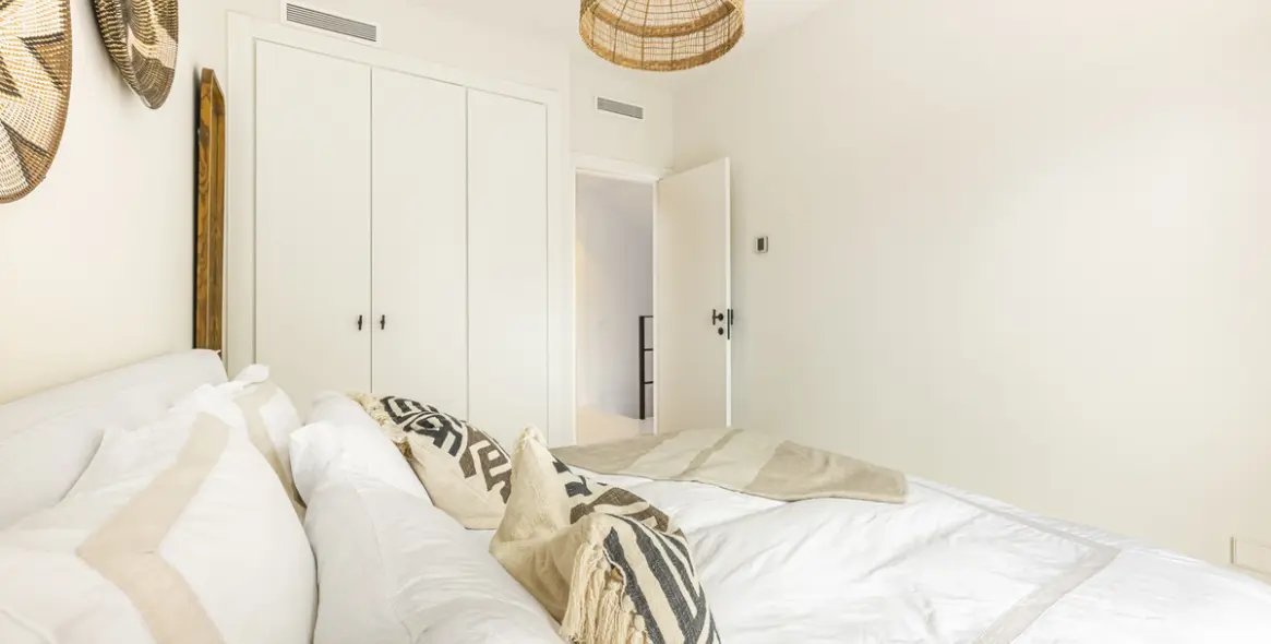 Sale of townhouse in The Golden Mile 34