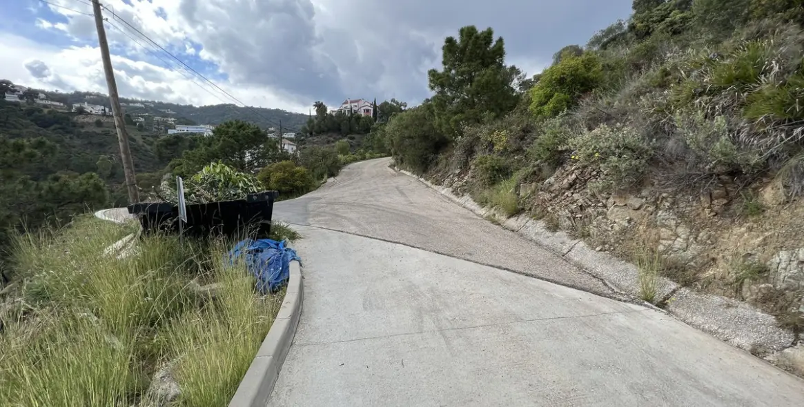 Sale of residential plot in El Madroñal 3