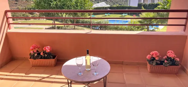 Venta de apartamento en planta media en Manilva 2