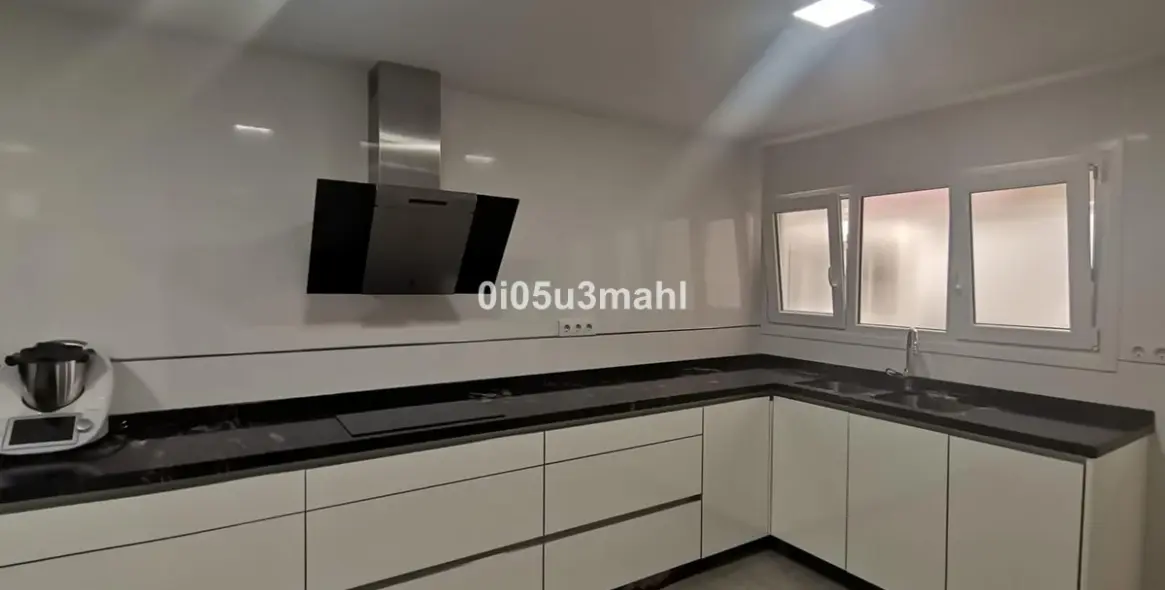 Venta de apartamento en planta media en El Palo 1