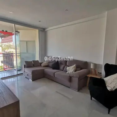 Venta de apartamento en planta media en El Palo