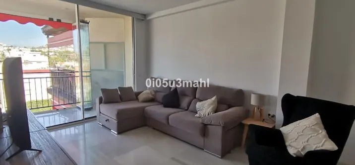 Venta de apartamento en planta media en El Palo 1