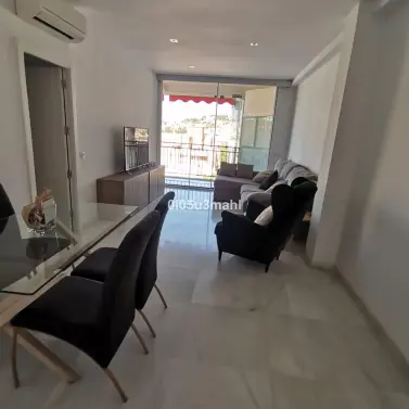 Venta de apartamento en planta media en El Palo