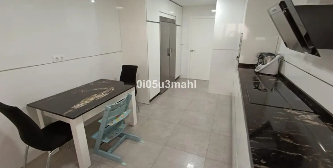 Venta de apartamento en planta media en El Palo 5