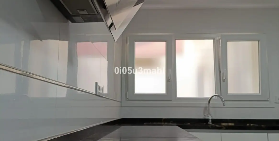 Venta de apartamento en planta media en El Palo 7