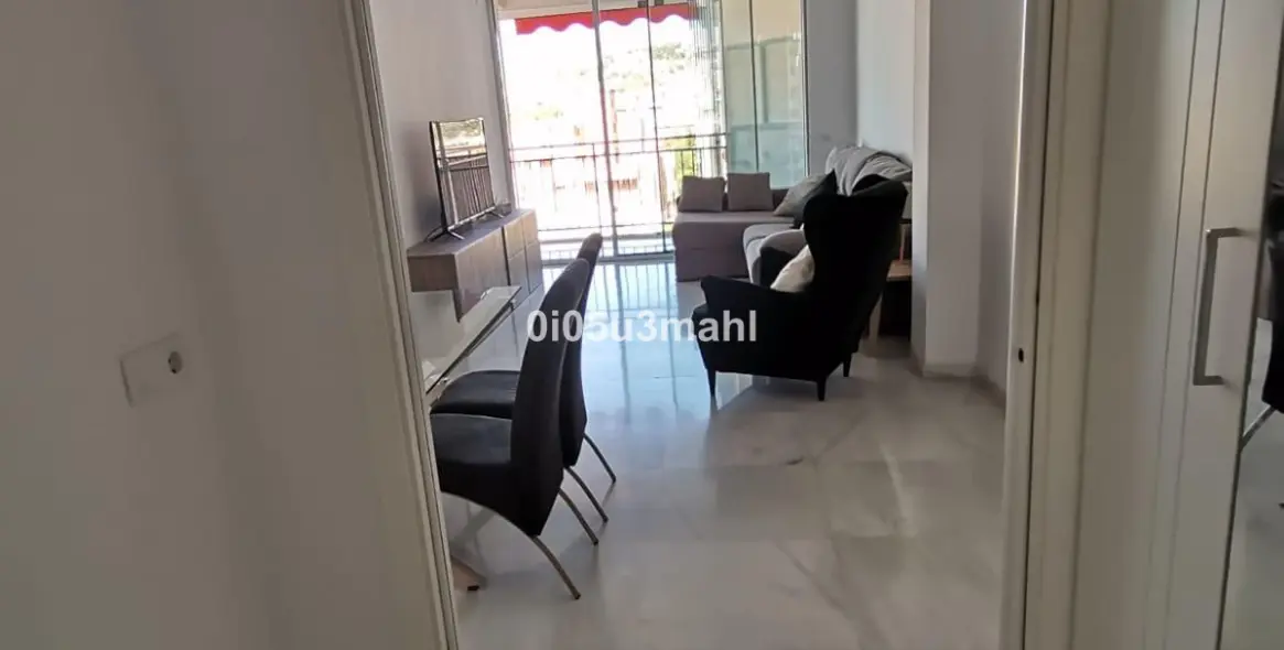 Venta de apartamento en planta media en El Palo 18