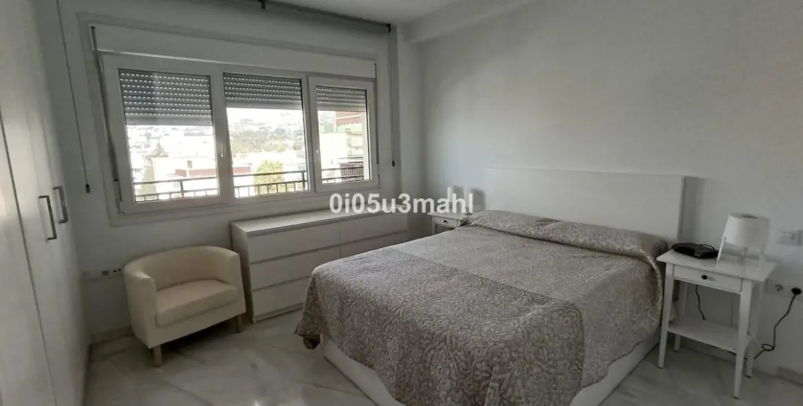 Venta de apartamento en planta media en El Palo 23