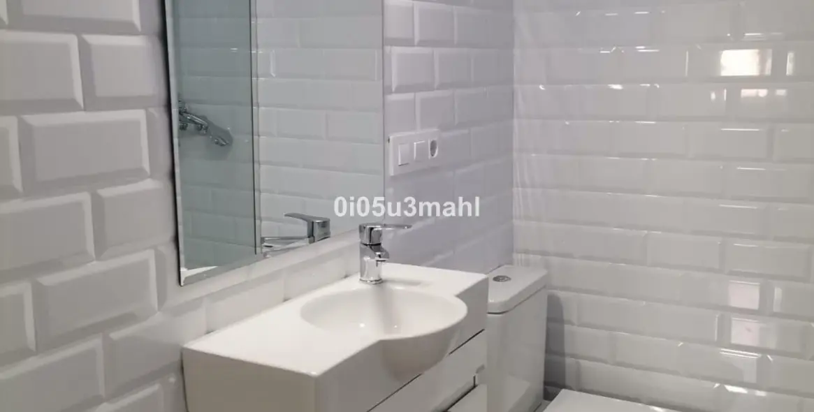 Venta de apartamento en planta media en El Palo 26