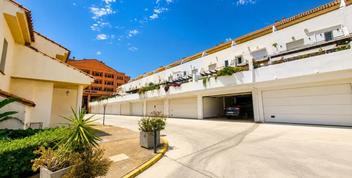 Sale of townhouse in Estepona 18