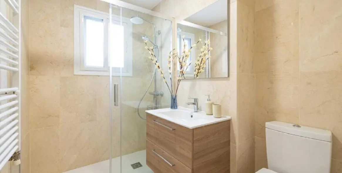 Sale of middle floor apartment in Fuengirola 11