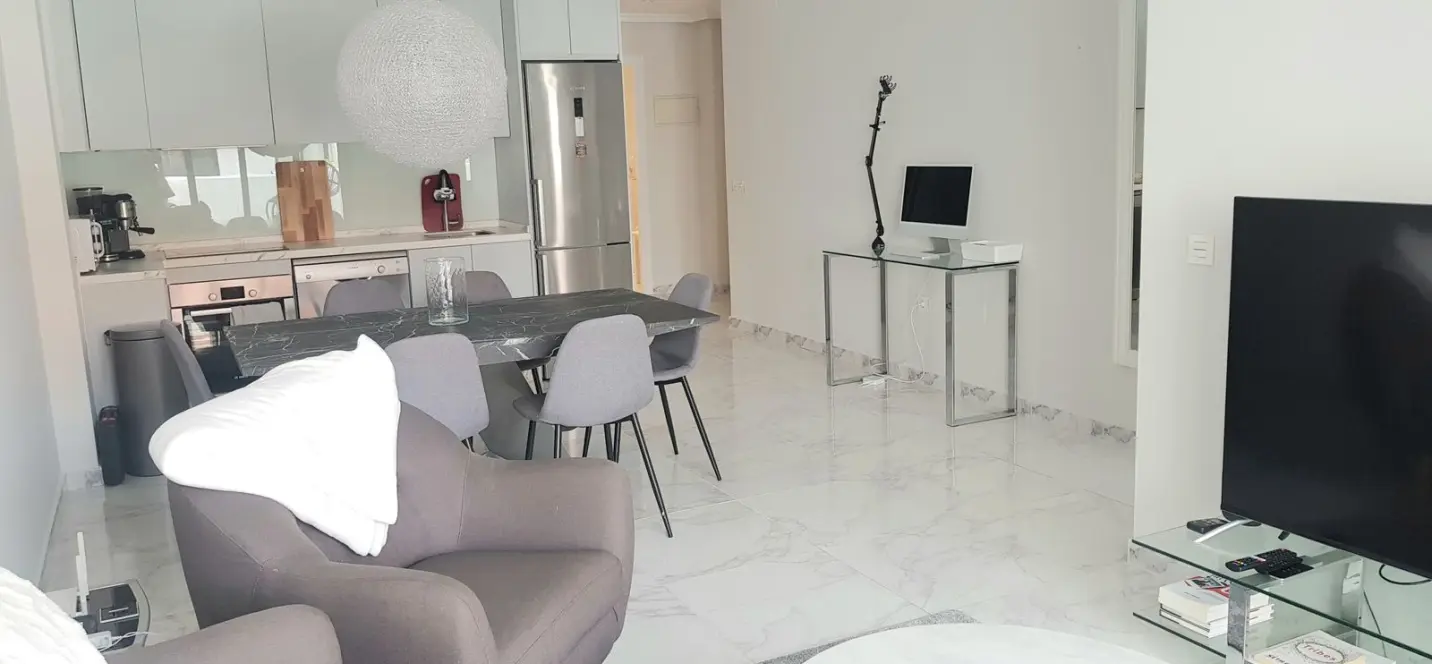Venta de apartamento en planta media en Nueva Andalucía 2