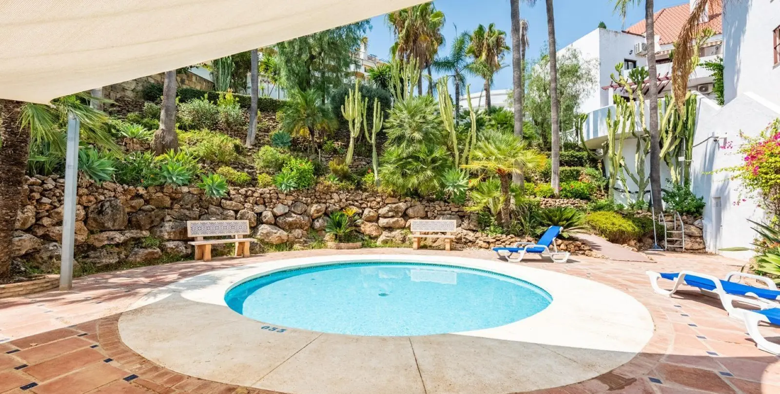 Sale of middle floor apartment in Nueva Andalucía 13