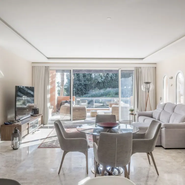 Sale of middle floor apartment in Nueva Andalucía