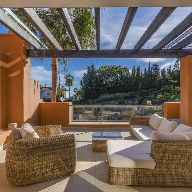 Sale of middle floor apartment in Nueva Andalucía