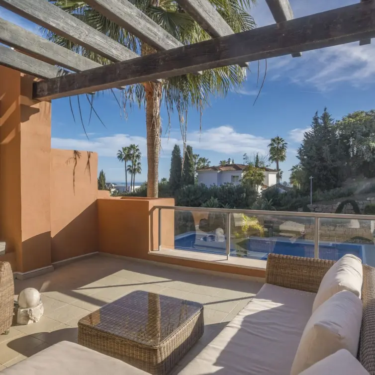 Sale of middle floor apartment in Nueva Andalucía