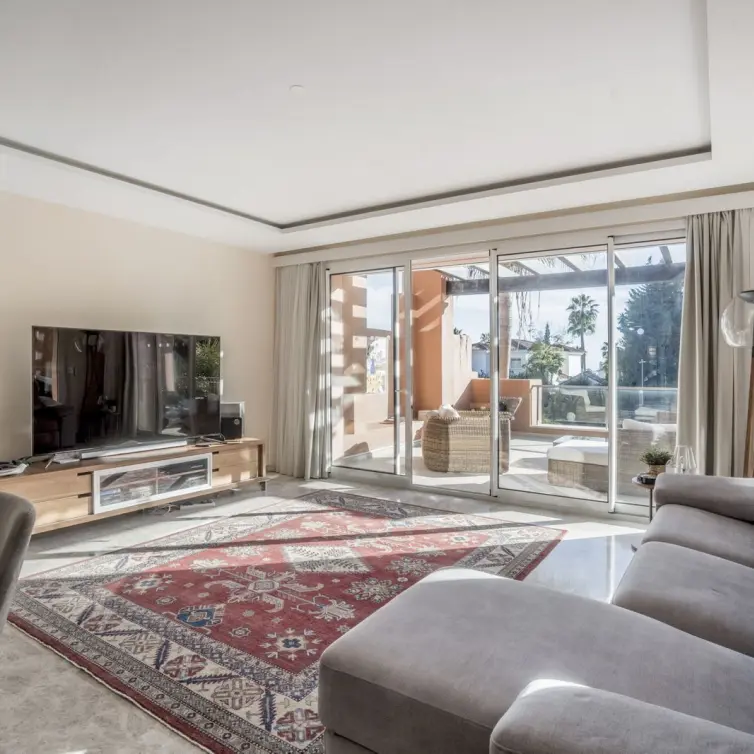 Sale of middle floor apartment in Nueva Andalucía