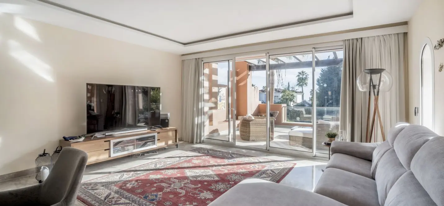 Sale of middle floor apartment in Nueva Andalucía 3