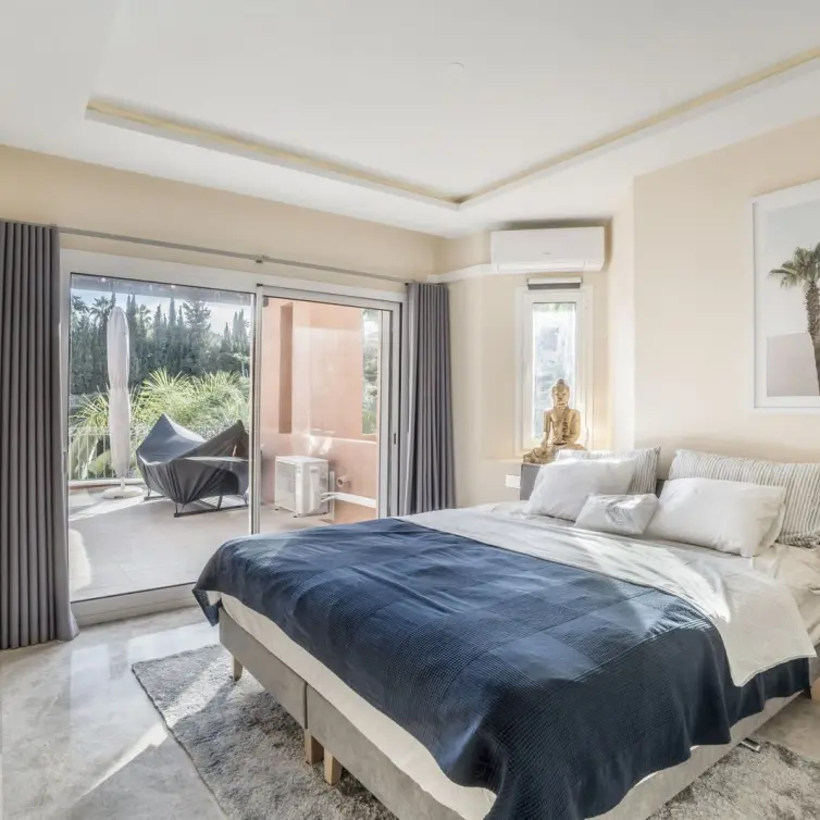 Sale of middle floor apartment in Nueva Andalucía