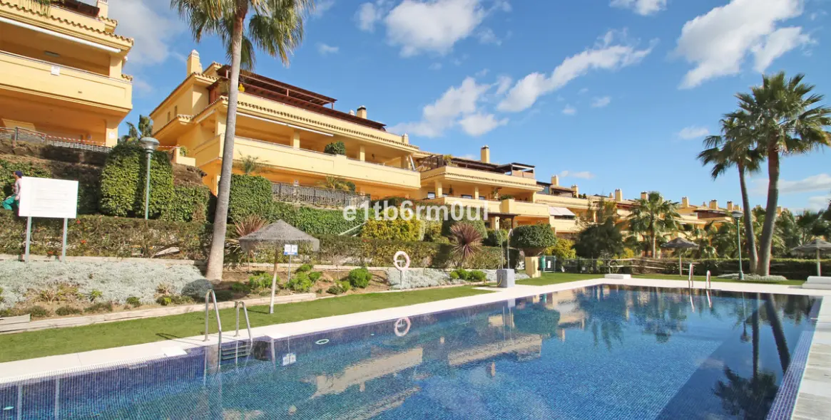 Sale of middle floor apartment in The Golden Mile 6