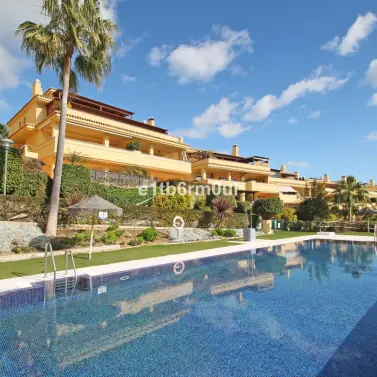 Venta de apartamento en planta media en The Golden Mile