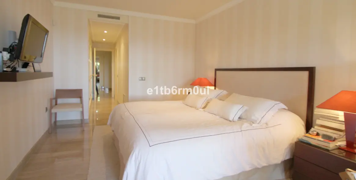 Sale of middle floor apartment in The Golden Mile 15