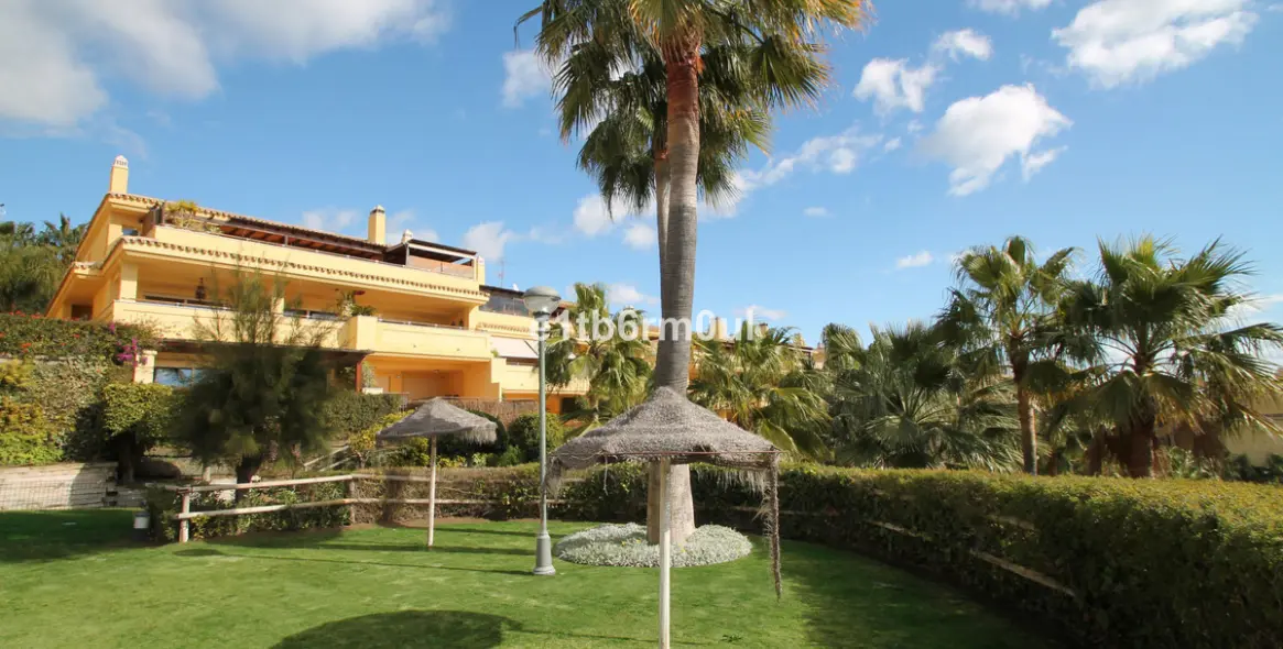 Sale of middle floor apartment in The Golden Mile 22