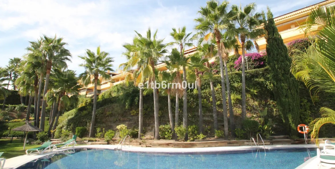 Sale of middle floor apartment in The Golden Mile 28