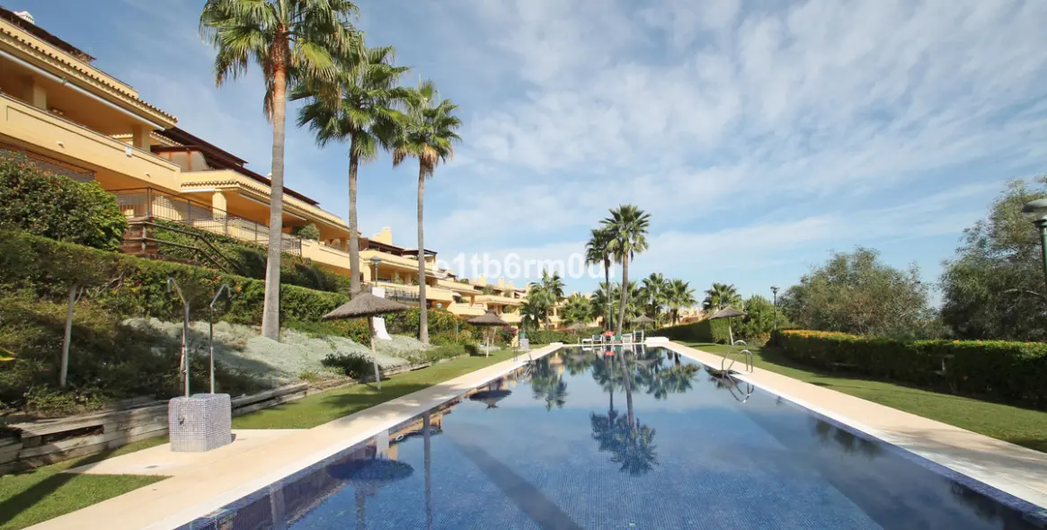 Sale of middle floor apartment in The Golden Mile 31