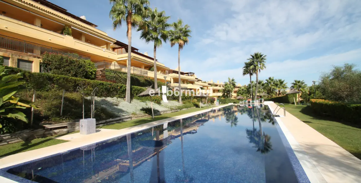 Sale of middle floor apartment in The Golden Mile 32