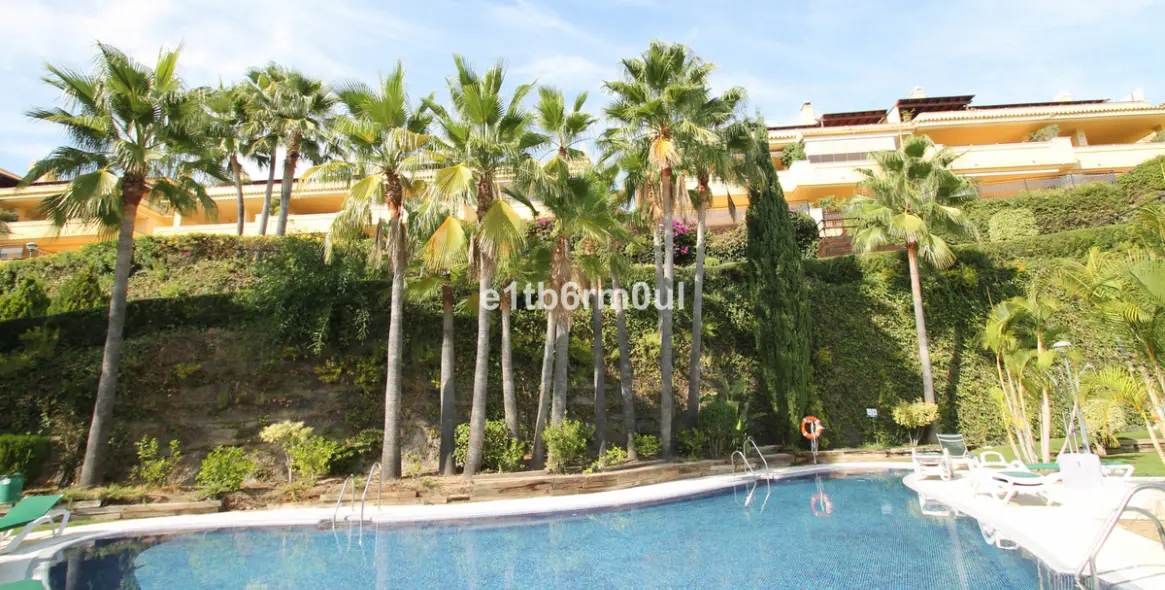 Sale of middle floor apartment in The Golden Mile 33
