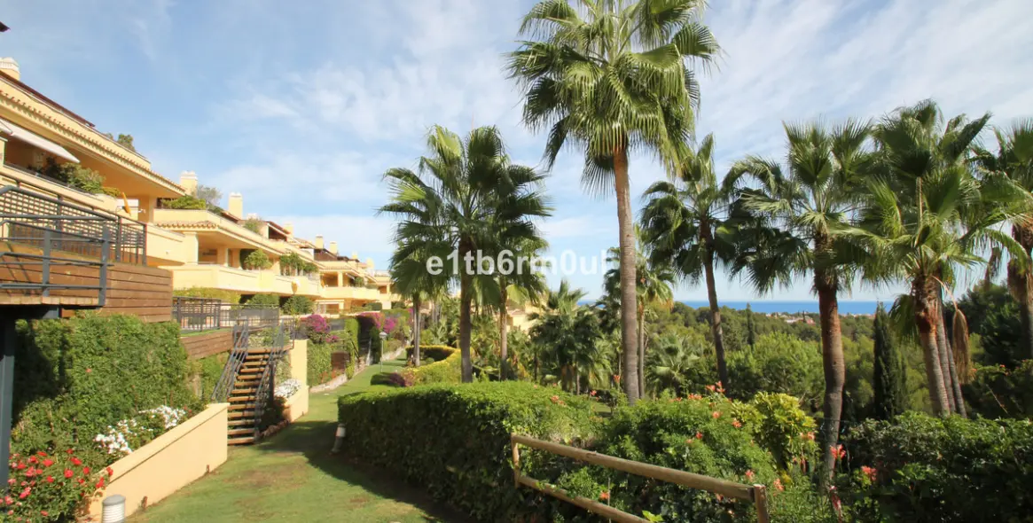 Sale of middle floor apartment in The Golden Mile 42