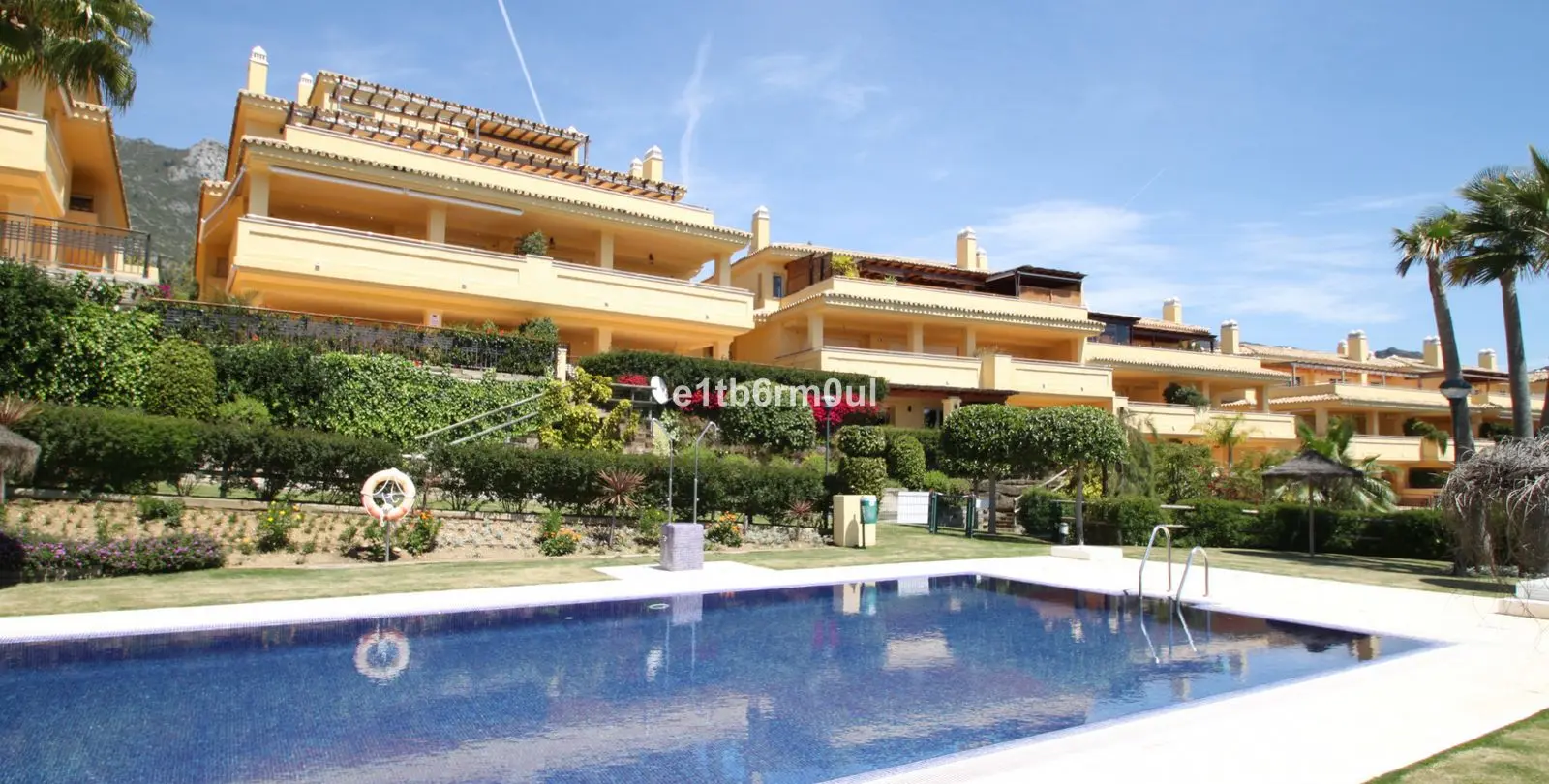 Venta de apartamento en planta media en The Golden Mile 1