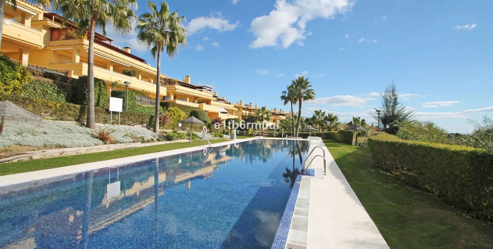 Venta de apartamento en planta media en The Golden Mile 5