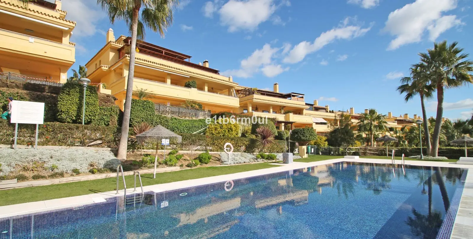 Venta de apartamento en planta media en The Golden Mile 6