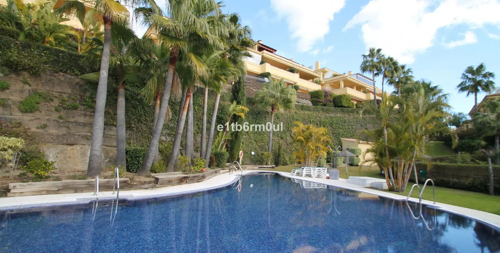 Venta de apartamento en planta media en The Golden Mile 8