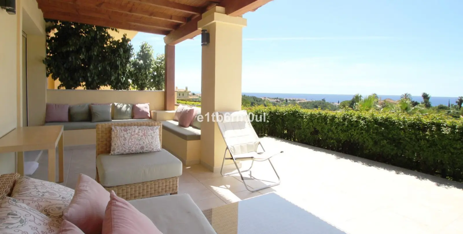 Venta de apartamento en planta media en The Golden Mile 9