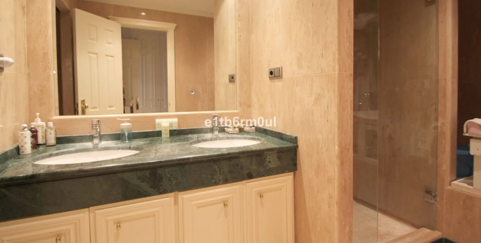 Venta de apartamento en planta media en The Golden Mile 14