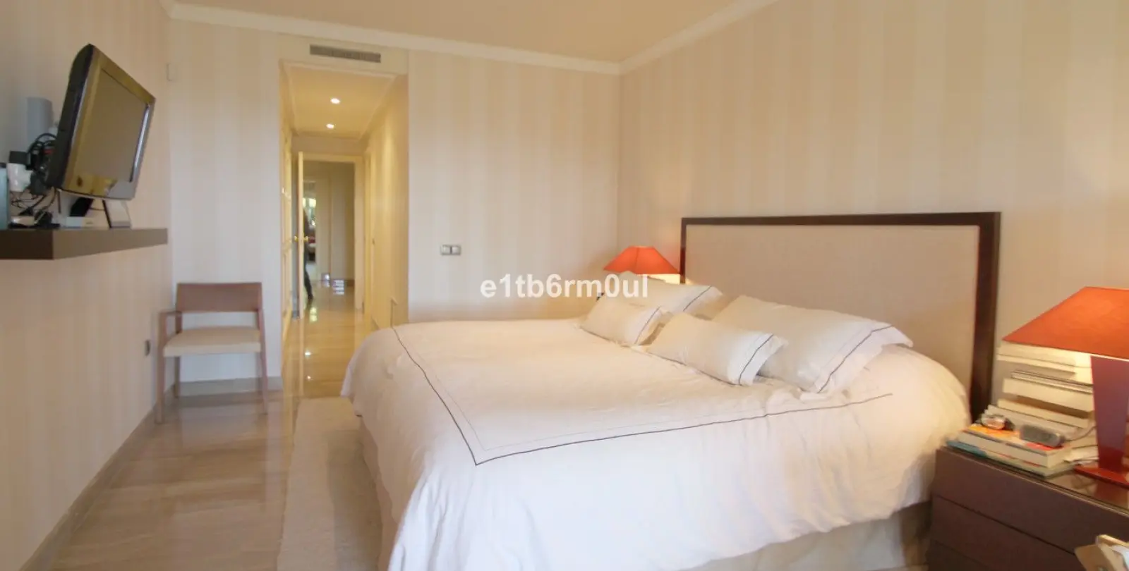 Venta de apartamento en planta media en The Golden Mile 15