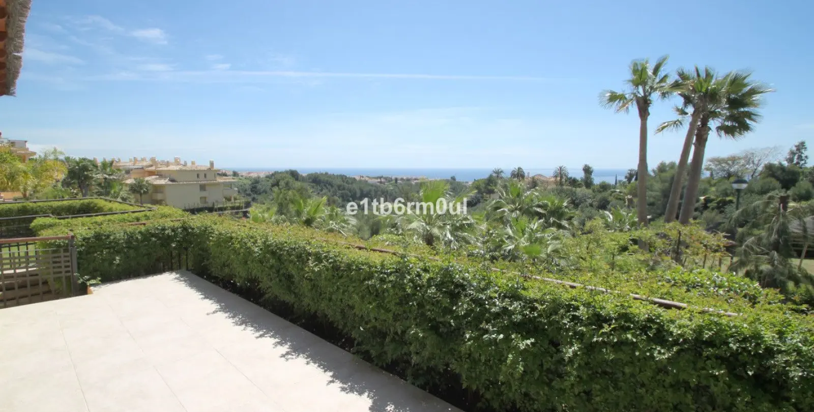 Venta de apartamento en planta media en The Golden Mile 17