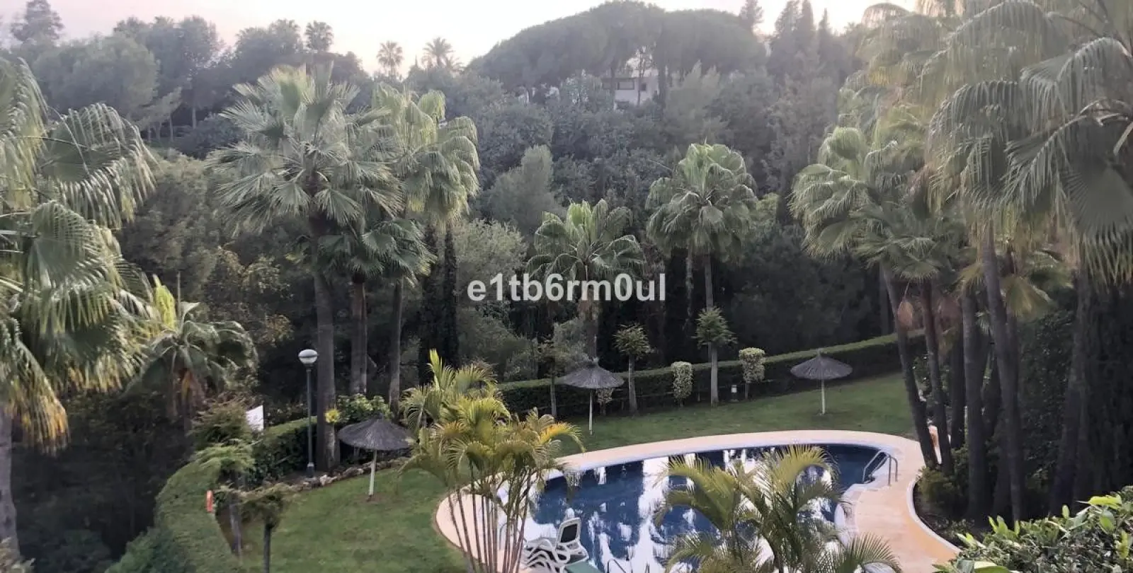 Venta de apartamento en planta media en The Golden Mile 19