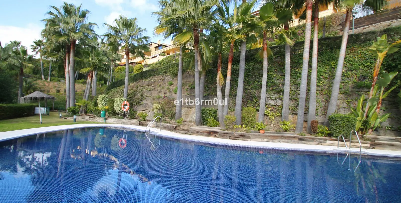 Venta de apartamento en planta media en The Golden Mile 20