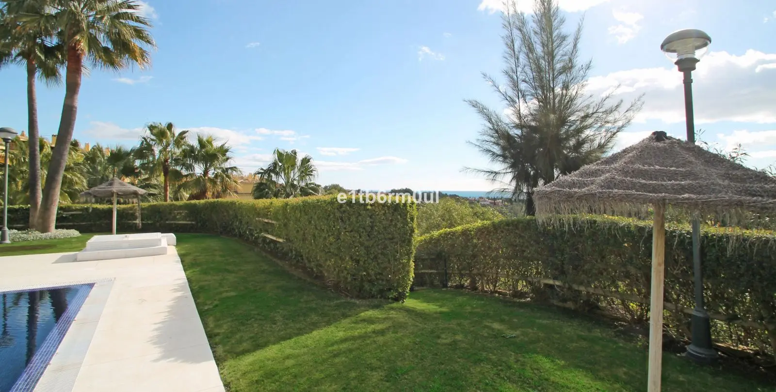 Venta de apartamento en planta media en The Golden Mile 21